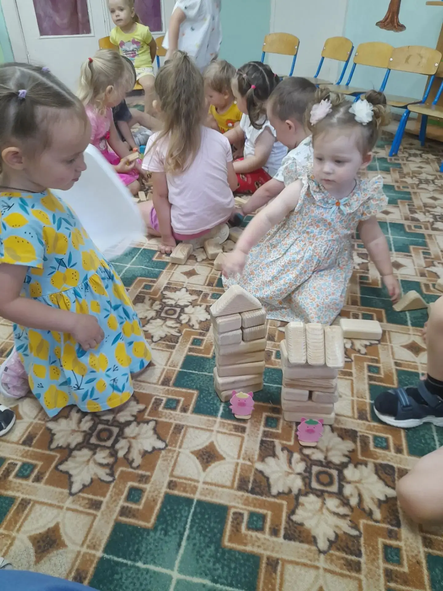 🏗️ Строим, творим, помогаем! 🏗️

Во время занятия наши малыши были архитекторами и строителями: ст