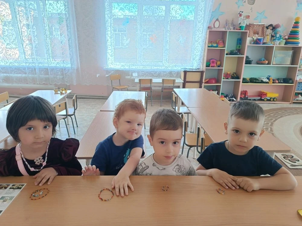 Воспитанники второй младшей группы "Вишенка " занимались таким видом рукоделия, как бис...