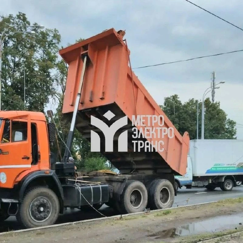 🚎 В Авиастроительном районе КАМАЗ с поднятым кузовом повредил контактную сеть