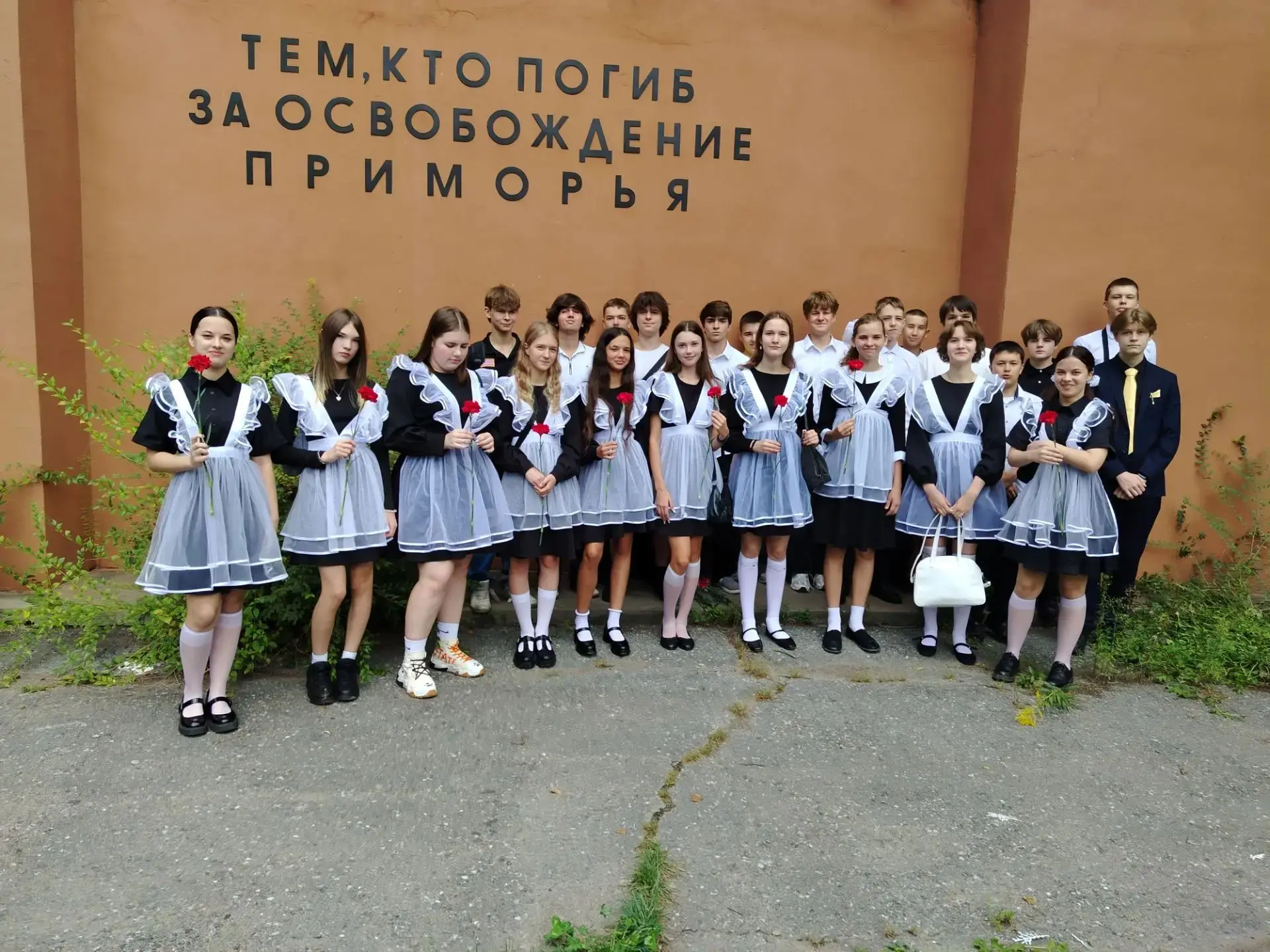 Некоторые классы школы сегодня выбрали прогулки по памятным местам города с посещением ...