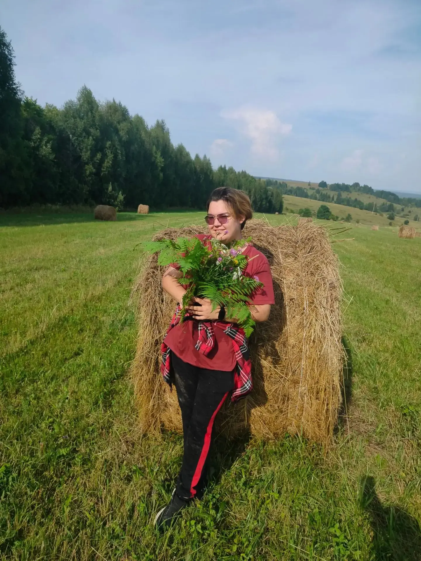 В фотосессии главное это набрать полевых цветов, чтобы не было видно как ты вспотел, по...