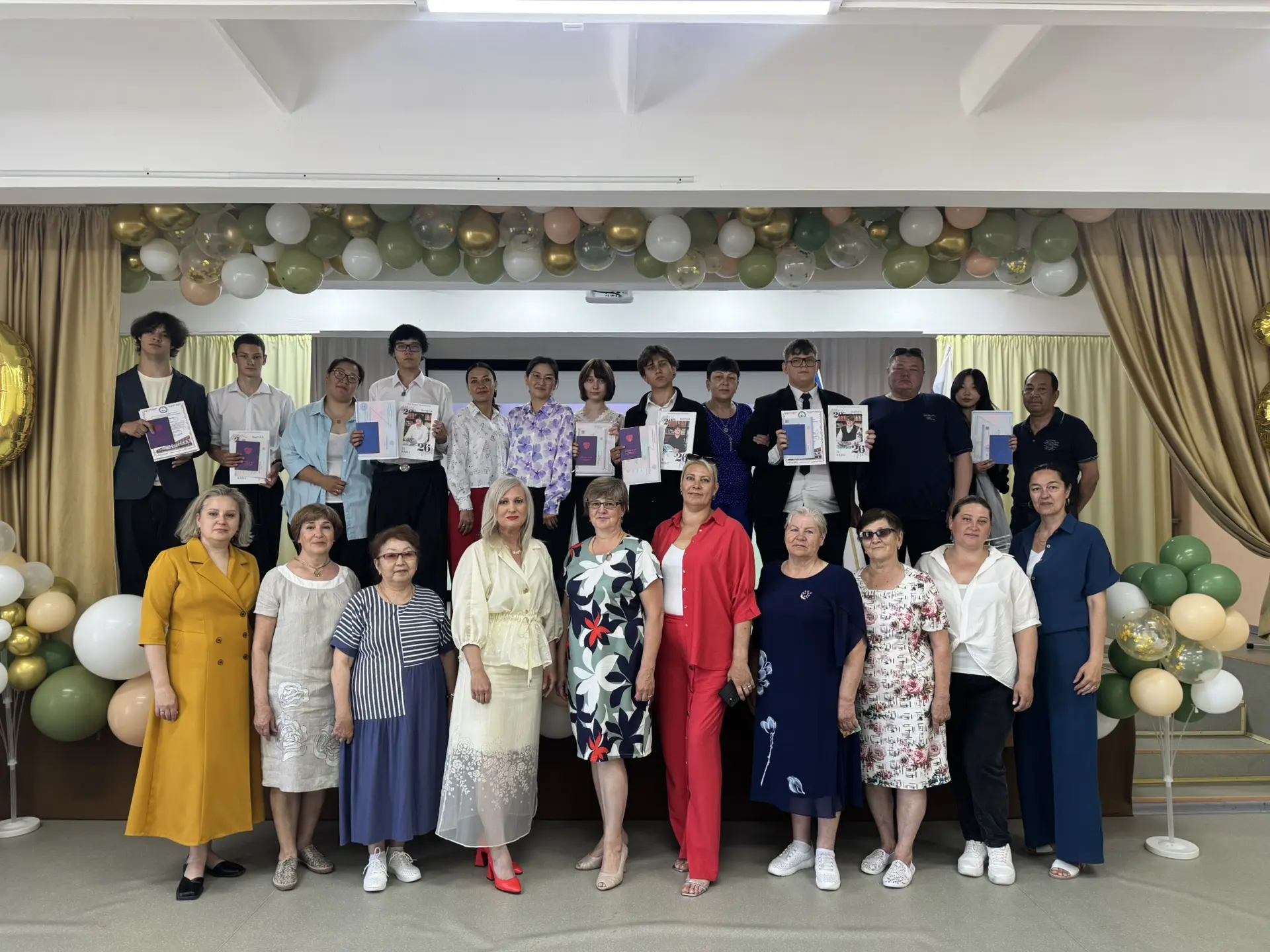 Момент настал! 🎉

Сегодня, 27 июня, мы чествовали главных героев этого лета — наших выпускников 9-х