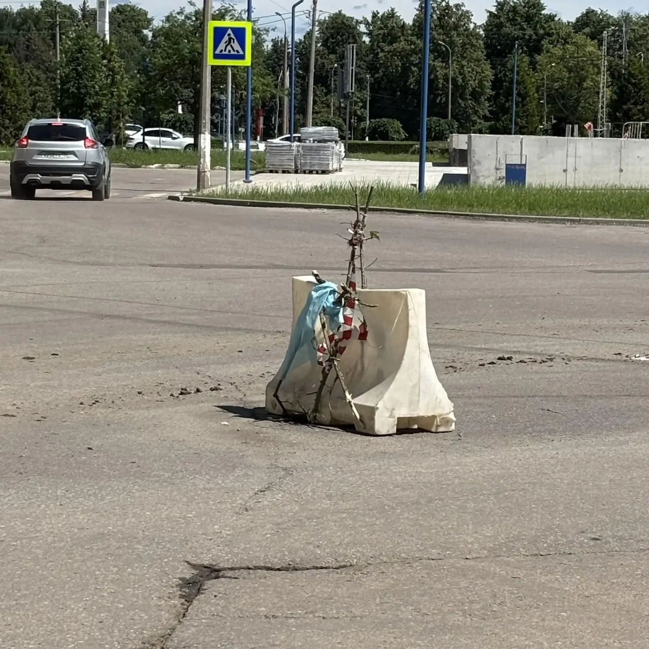 На Коломенской улице при повороте на улицу Шилова стоит интересная конструкция.

Источник @colomna_r