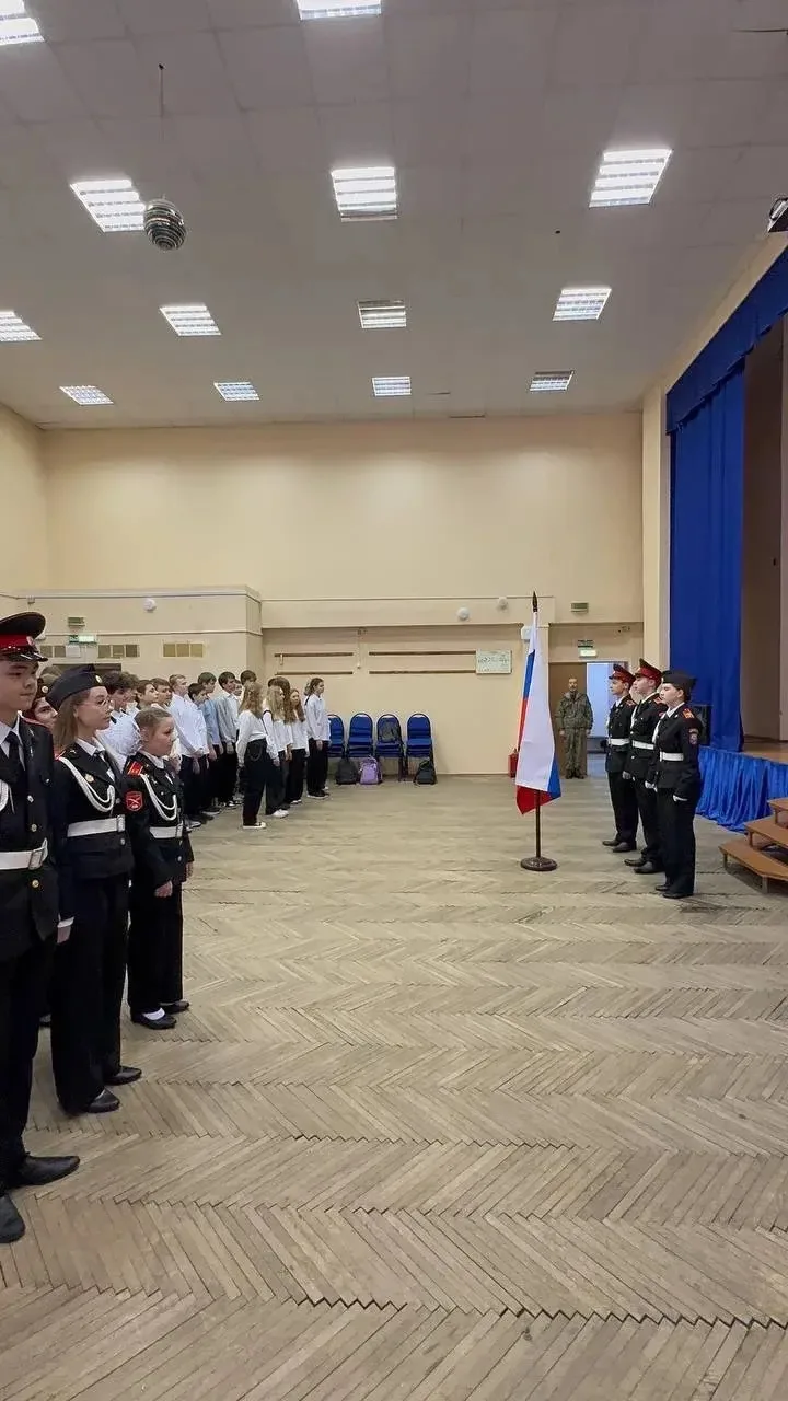 Начало новой недели по традиции – линейка, гимн России и Церемония выноса Государственного флага Рос