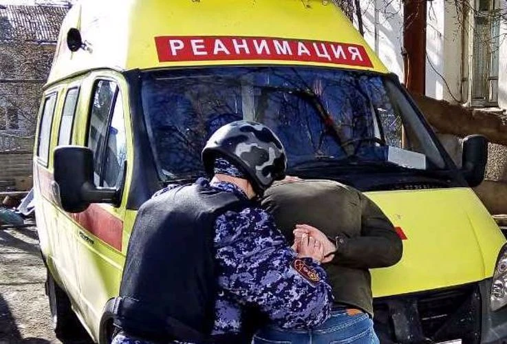 🔪 17-летний подросток с ножом напал на врачей скорой помощи в центре Москвы.