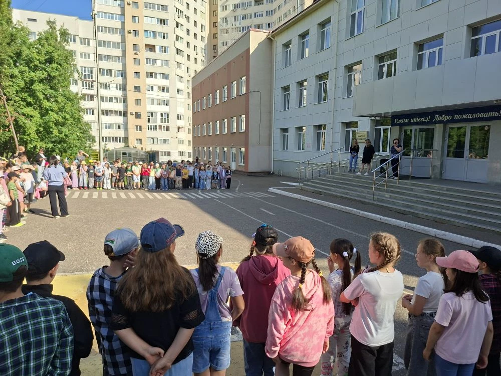 🇷🇺Сегодня утро в пришкольном лагере началось традиционно с торжественной церемонии поднятия флагов