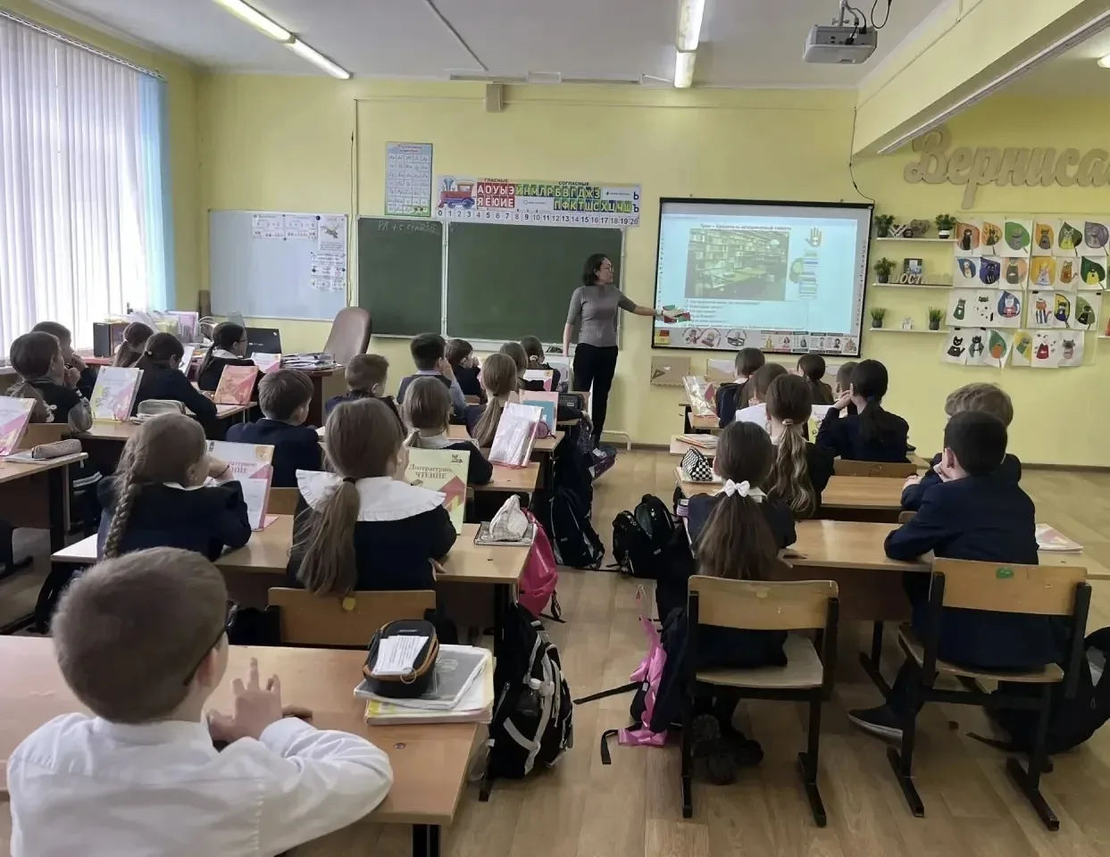 Сегодня в 4 «Б» классе Советник директора по воспитанию организовала занятие по треку «Орлёнок — Хра