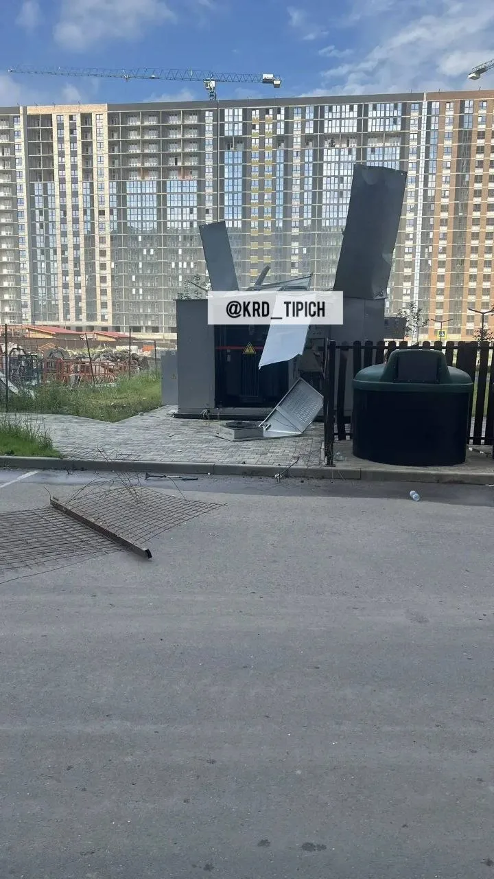 Жара едва началась, а подстанция уже не выдержала! 

На территории ЖК «Образцово» громким хлопком ра
