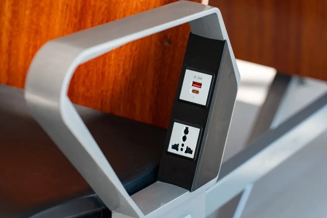 ✈️ В аэропорту Оренбурга появились кресла с USB-портами и розетками