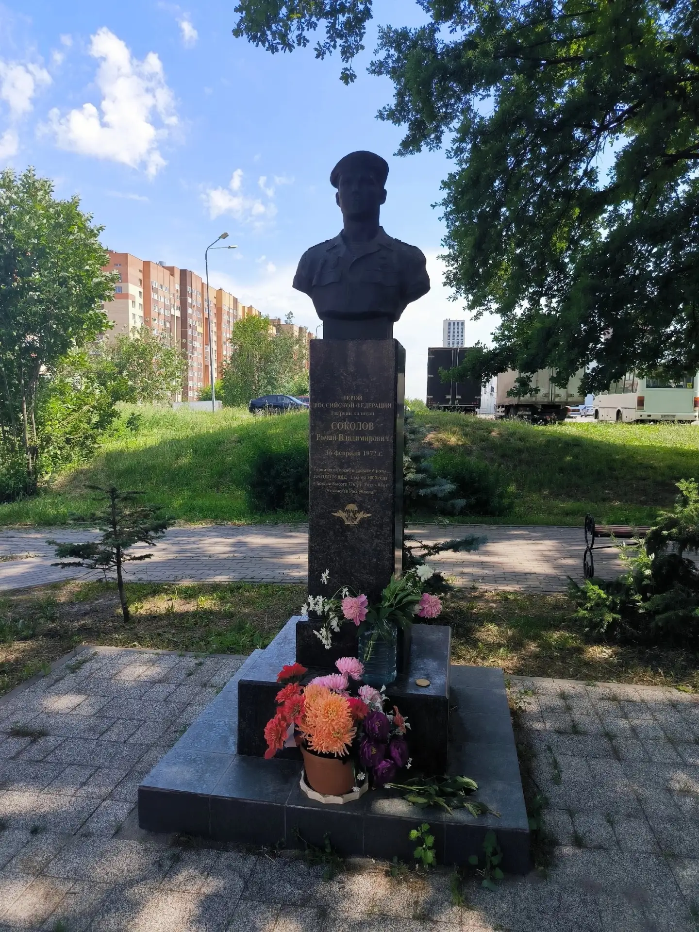 Доброго времени суток рязанцы.
В Рязани, в столице ВДВ, есть улица Героев десантников. В сквере по с