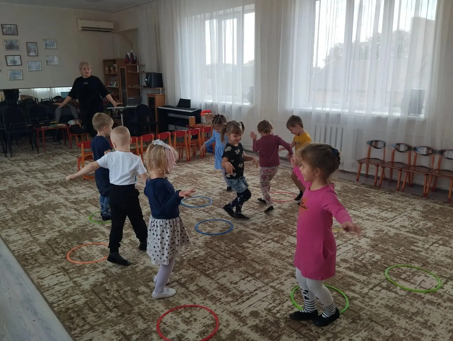 На музыкальном занятии в средней группе компенсирующей направленности ребята пели осенн...