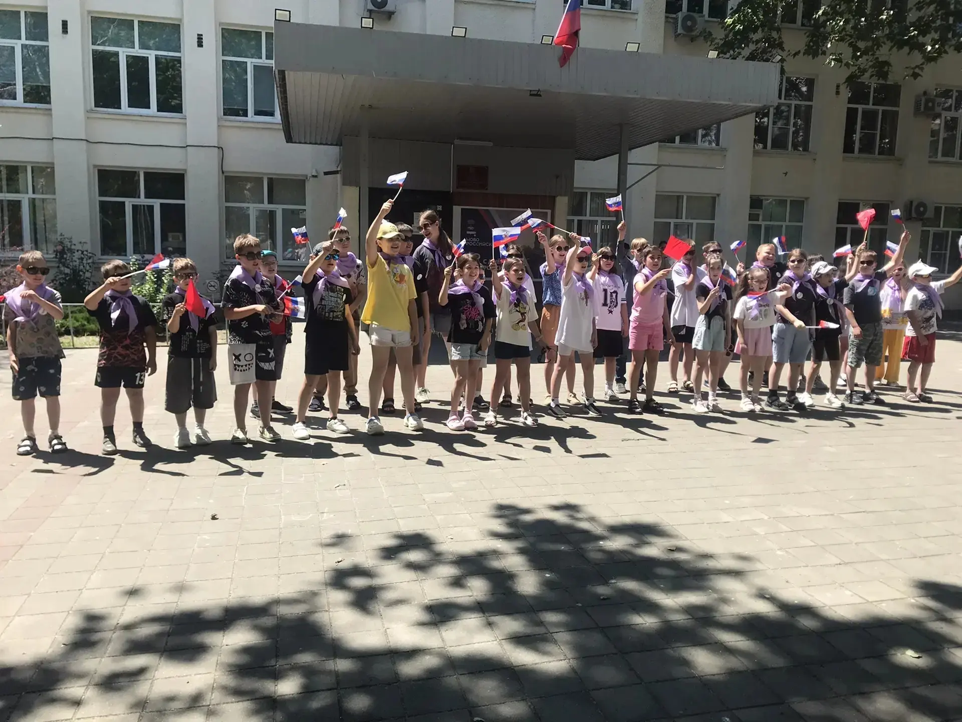 Сегодняшний день в лагере был насыщен событиями. Утро началось с энергичной музыкальной зарядки, кот