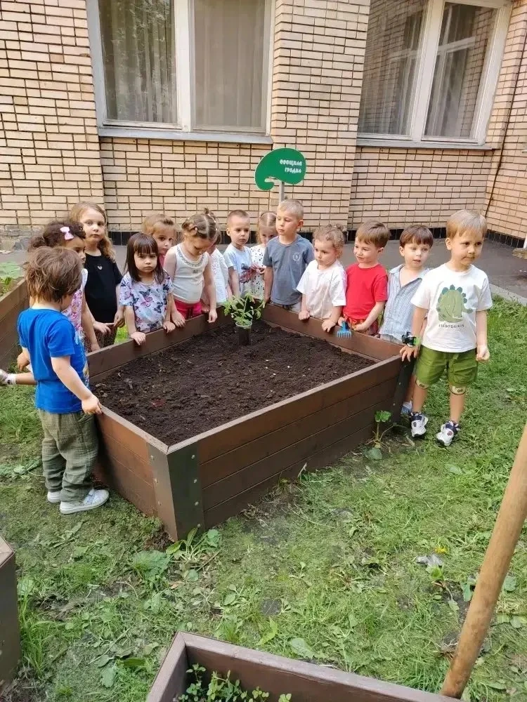 🌱 Юные огородники за работой  В дошкольном отделении прошёл «День посадок». Вместе с воспитателями р