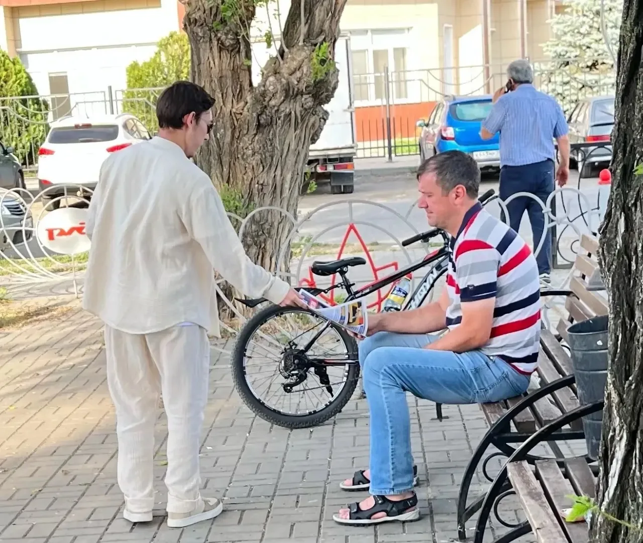 🔥Астраханские партийцы работали в праздник. У нас нет выходных. Молодежь ЛДПР раздавал...