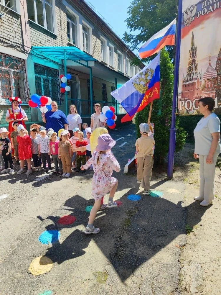 День России 🇷🇺в "Ласточке" отметили с народными играми!💪🥇🏅Ребята играли в подвижные игры "Золот