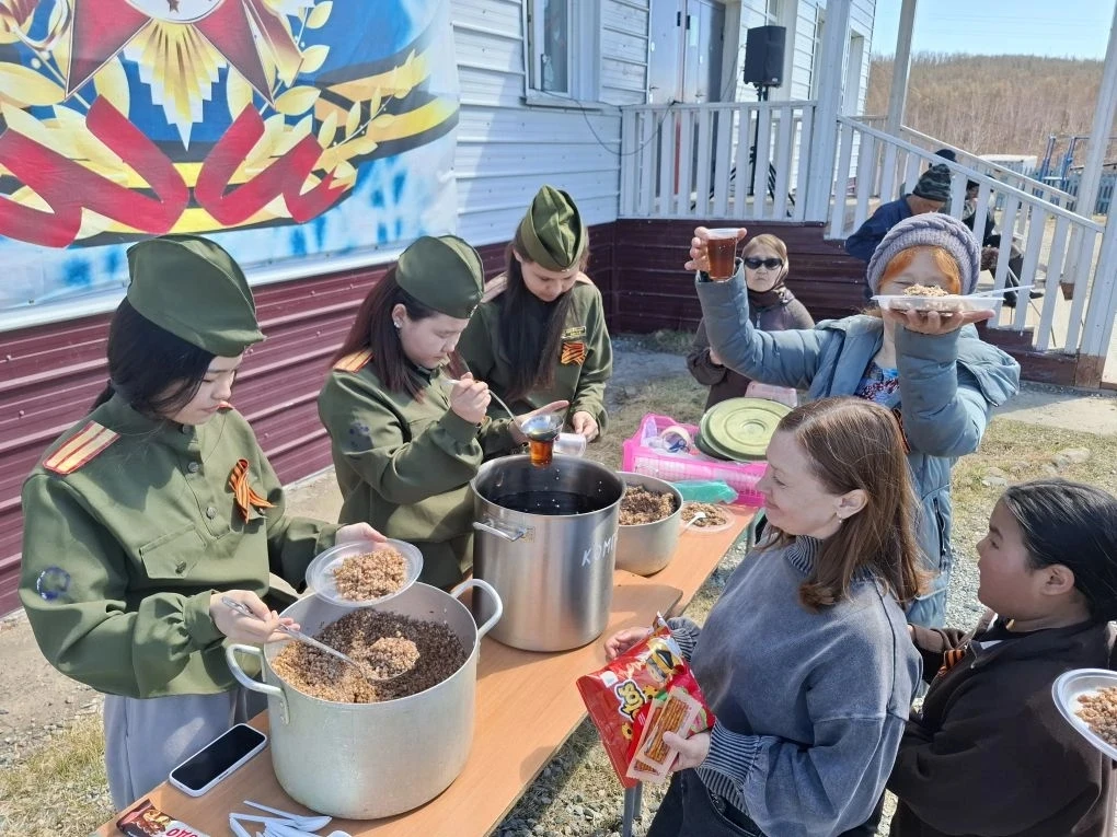 🇷🇺 День Победы в Усть-Нюкже!  Торжественный митинг, приуроченный к 9 Мая, объединил жителей Усть-Нюк