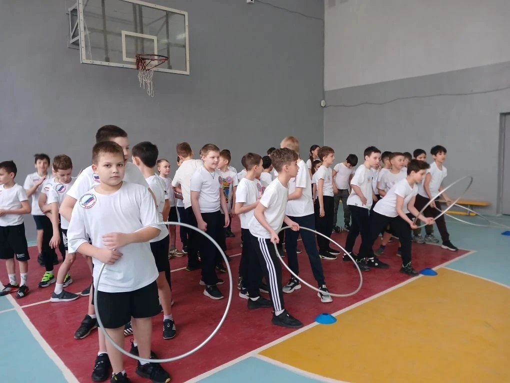 Спортивная эстафета среди учеников 2-4 классов🏆  Среди обучающихся начальной школы прошли спортивные