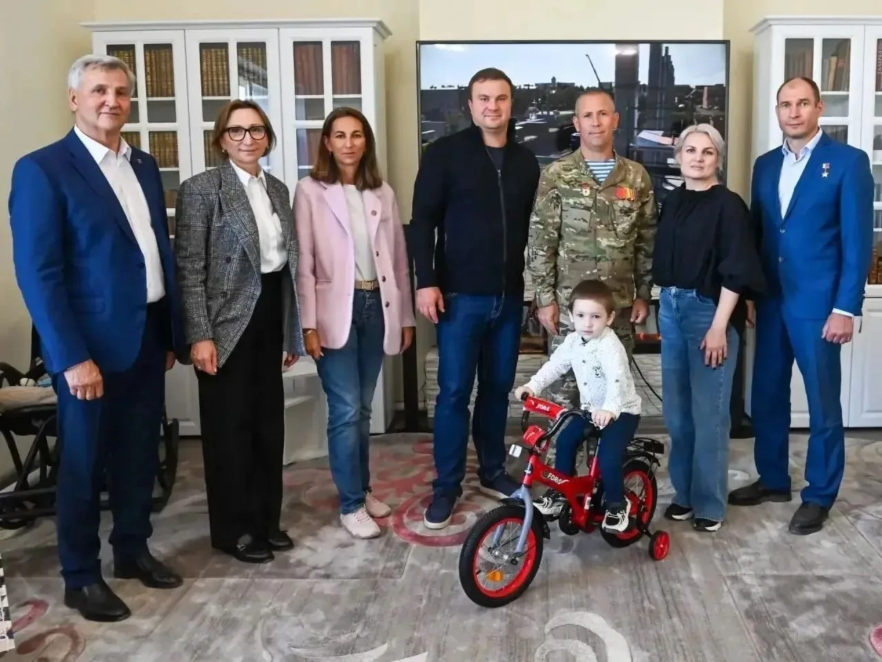 Виталий Хоценко встретился с семьёй ветерана СВО из Калачинска
