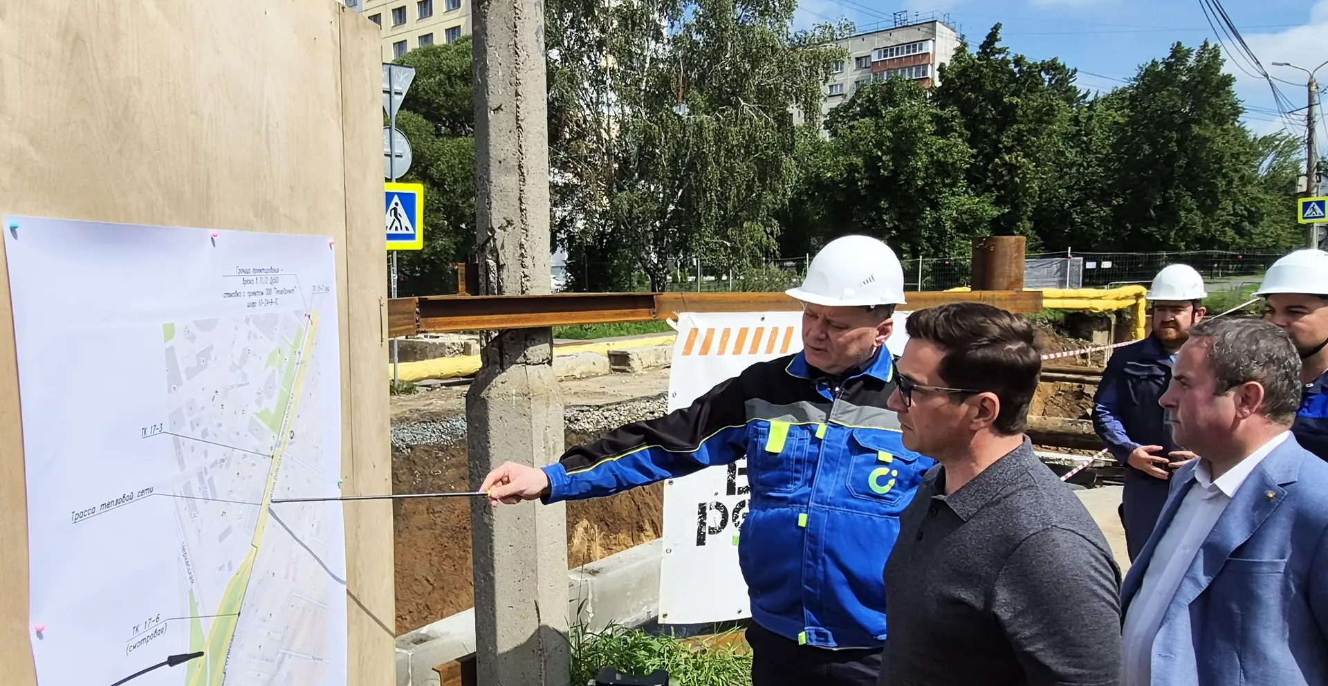 Глава города посетил реконструкцию тепловых сетей по ул. 50-летия ВЛКСМ