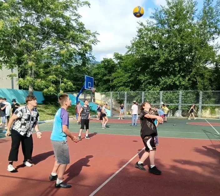 Спорт, сцена и море 🏐🎤☀️