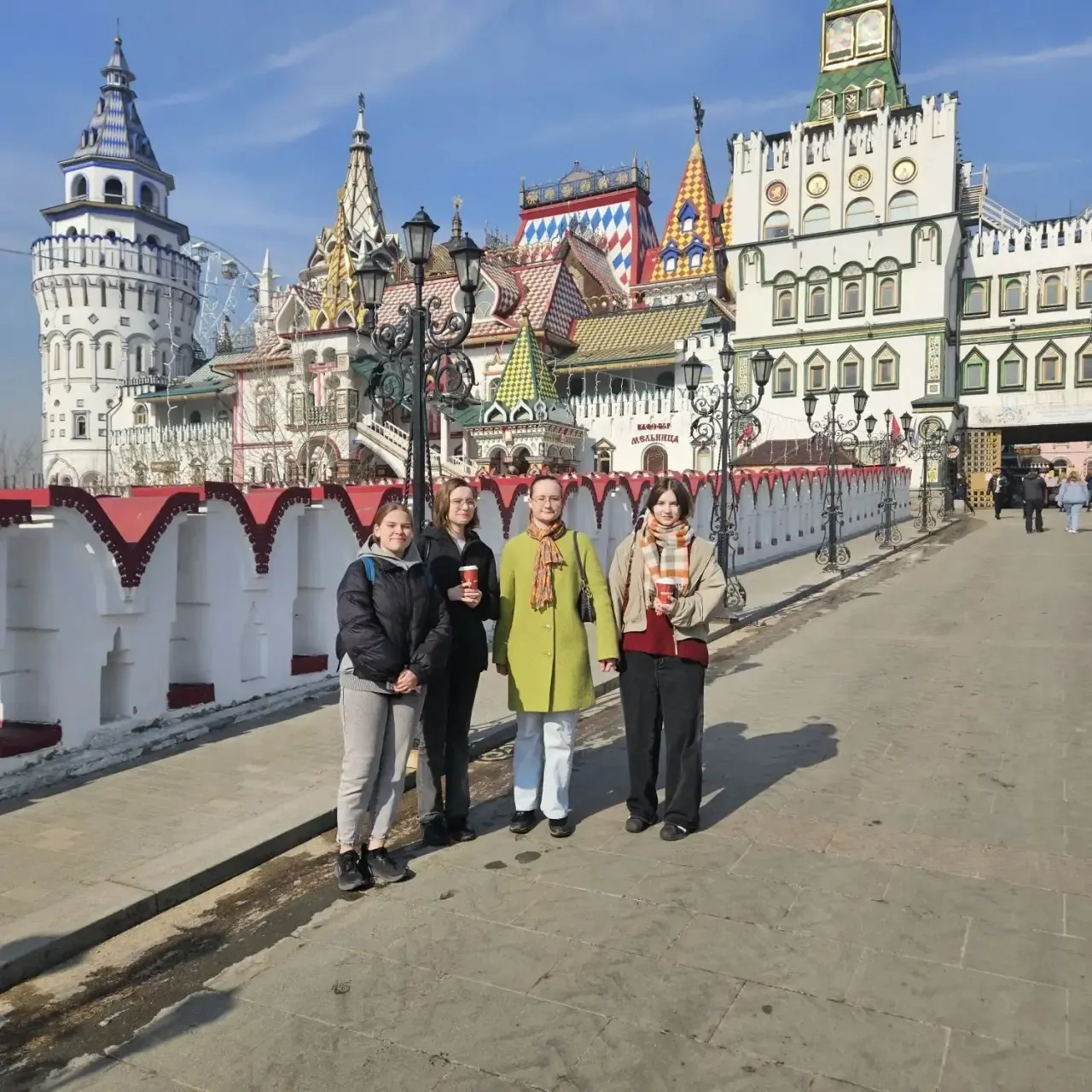 Каникулы — в радость! 🌈✨  🏰 20 марта наш 10 «В» класс отправился в настоящее сказочное путешествие, 