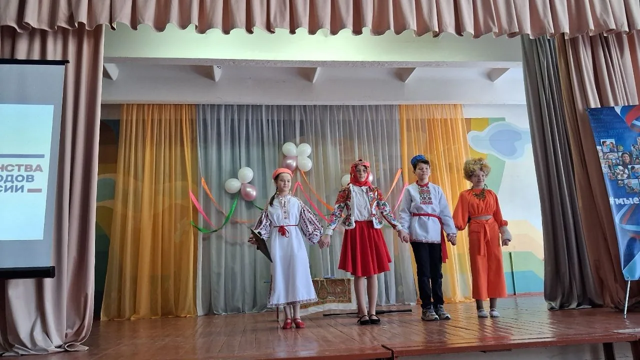Путешествие в мир легенд: как 5-е и 6-е классы открывали Фестиваль единства! ✨  10 февраля актовый з