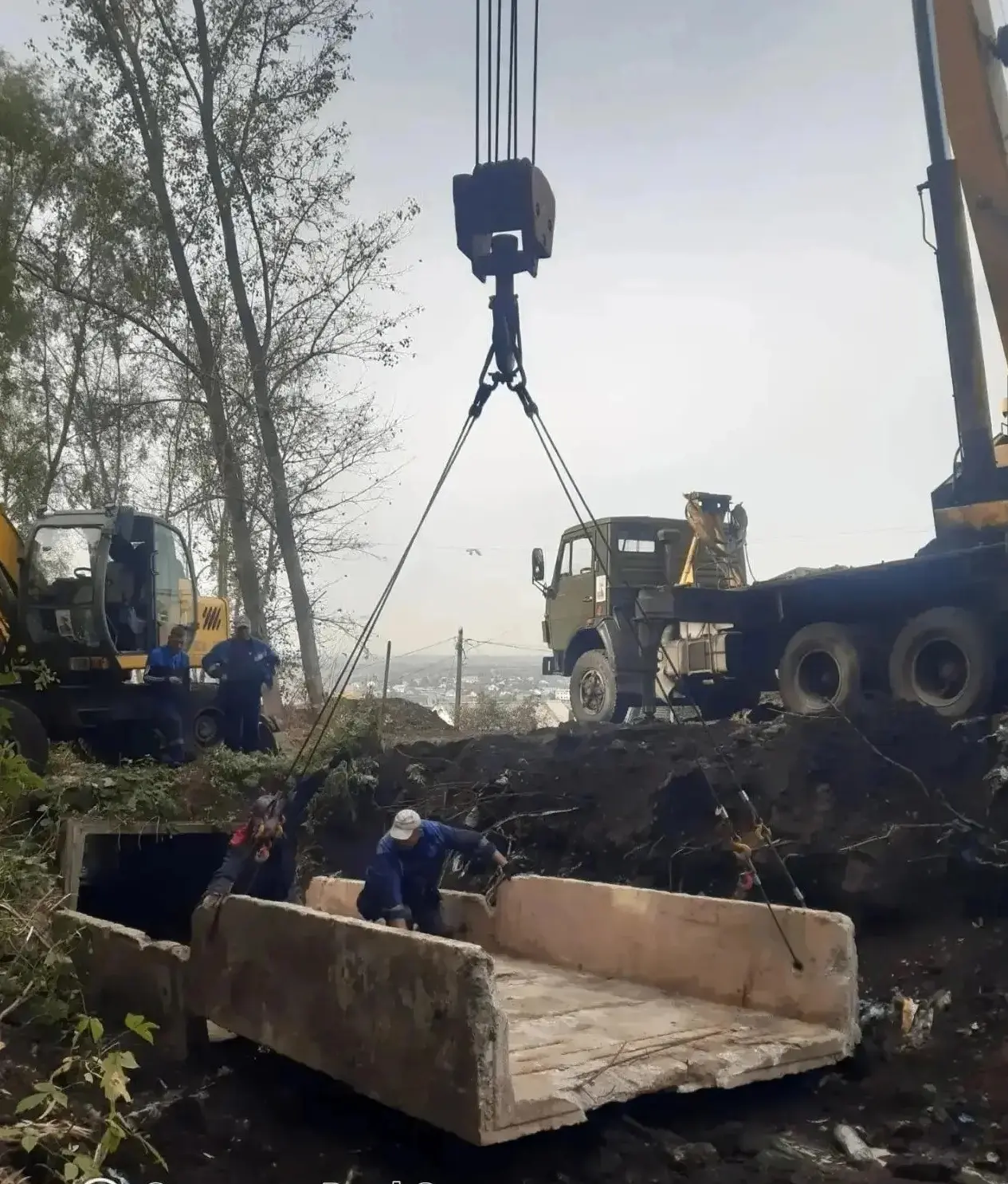 В ульяновском микрорайоне Мостовая устанавливают новые водоотводные лотки