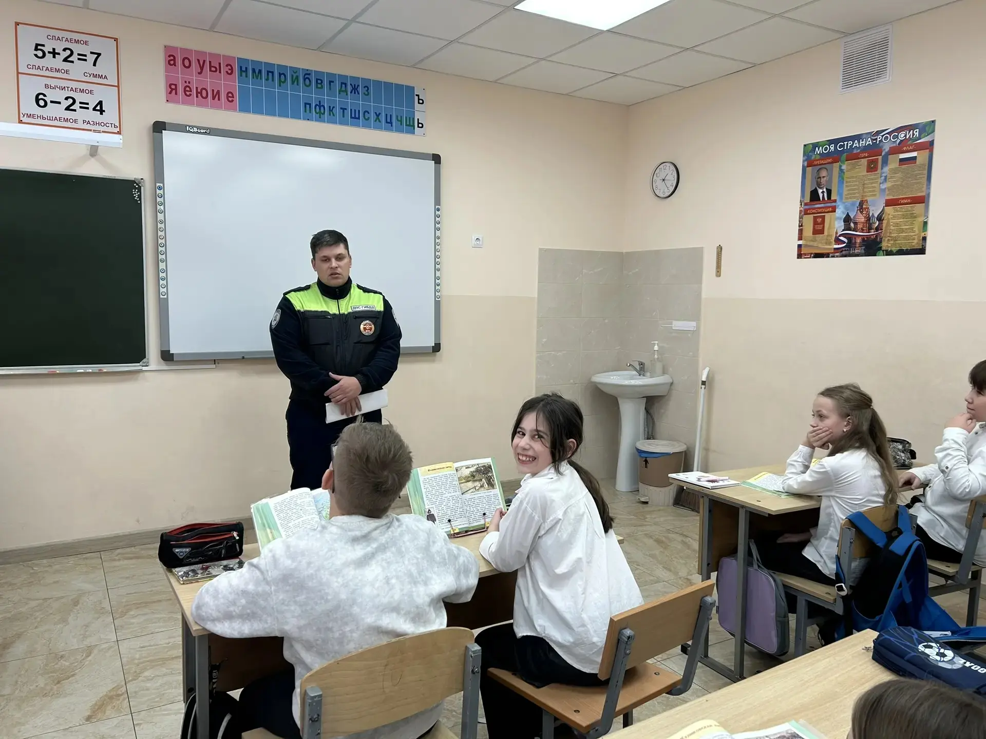 📢 Вчера в нашей школе прошла увлекательная лекция на тему «Пешеход», которую провел инспектор ДПС вз
