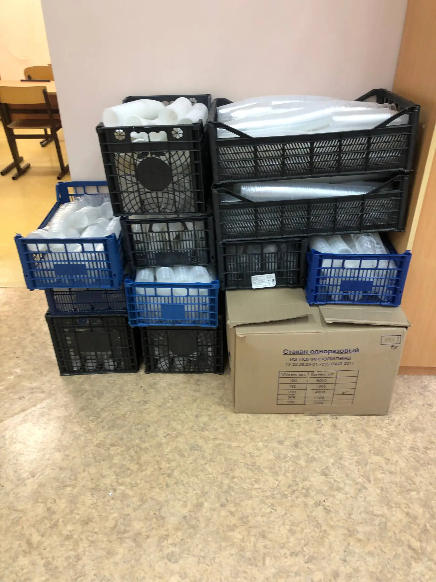 Эко-десант в действии! ♻️🥤 В начальной школе полным ходом идет подготовка к завершению 2 четверти, и