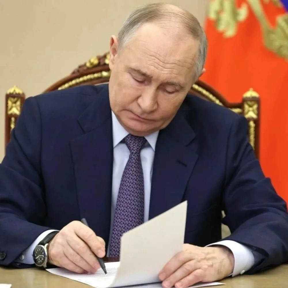 📰 Особый статус учителя: президент подписал указ о новых мерах поддержки педагогов

Президент Росси