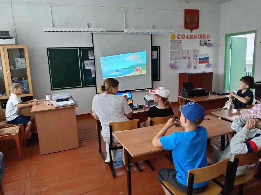 В пришкольном лагере с дневным пребывание прошло занятие по безопасному поведению на воде.