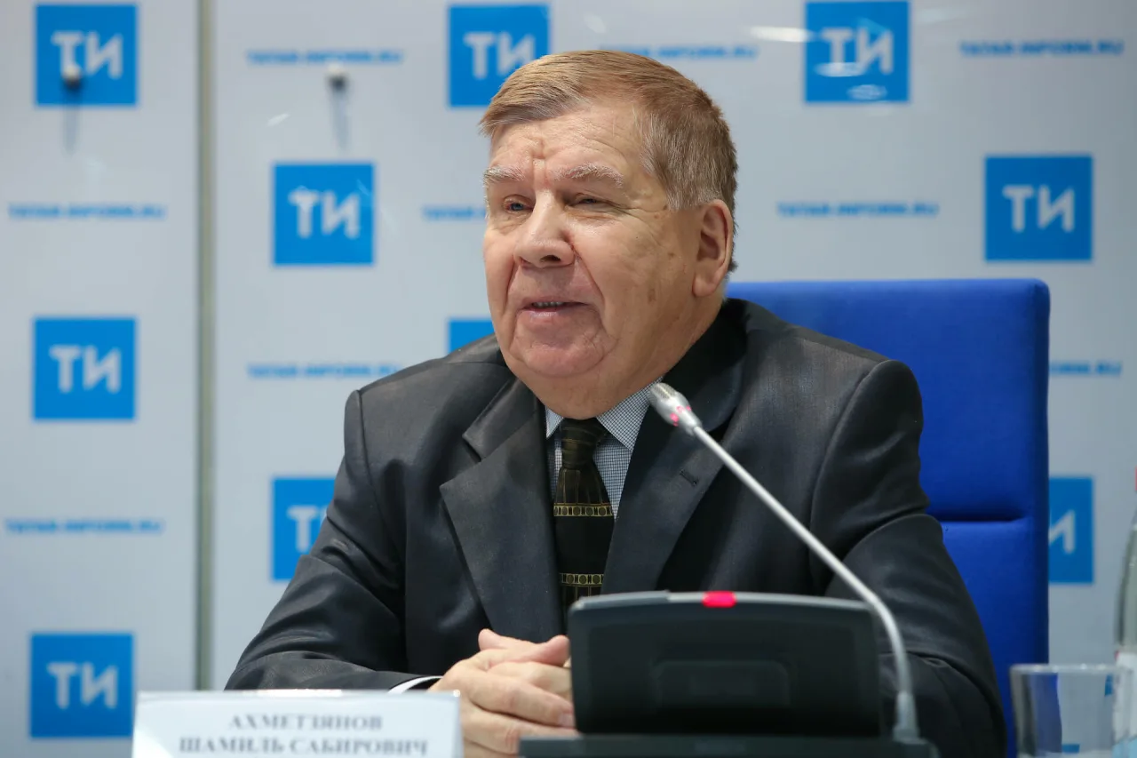 Татарстанның халык артисты Шамил Әхмәтҗанов Татарстан Дәүләт җыр һәм бию ансамблендә озак еллар соли