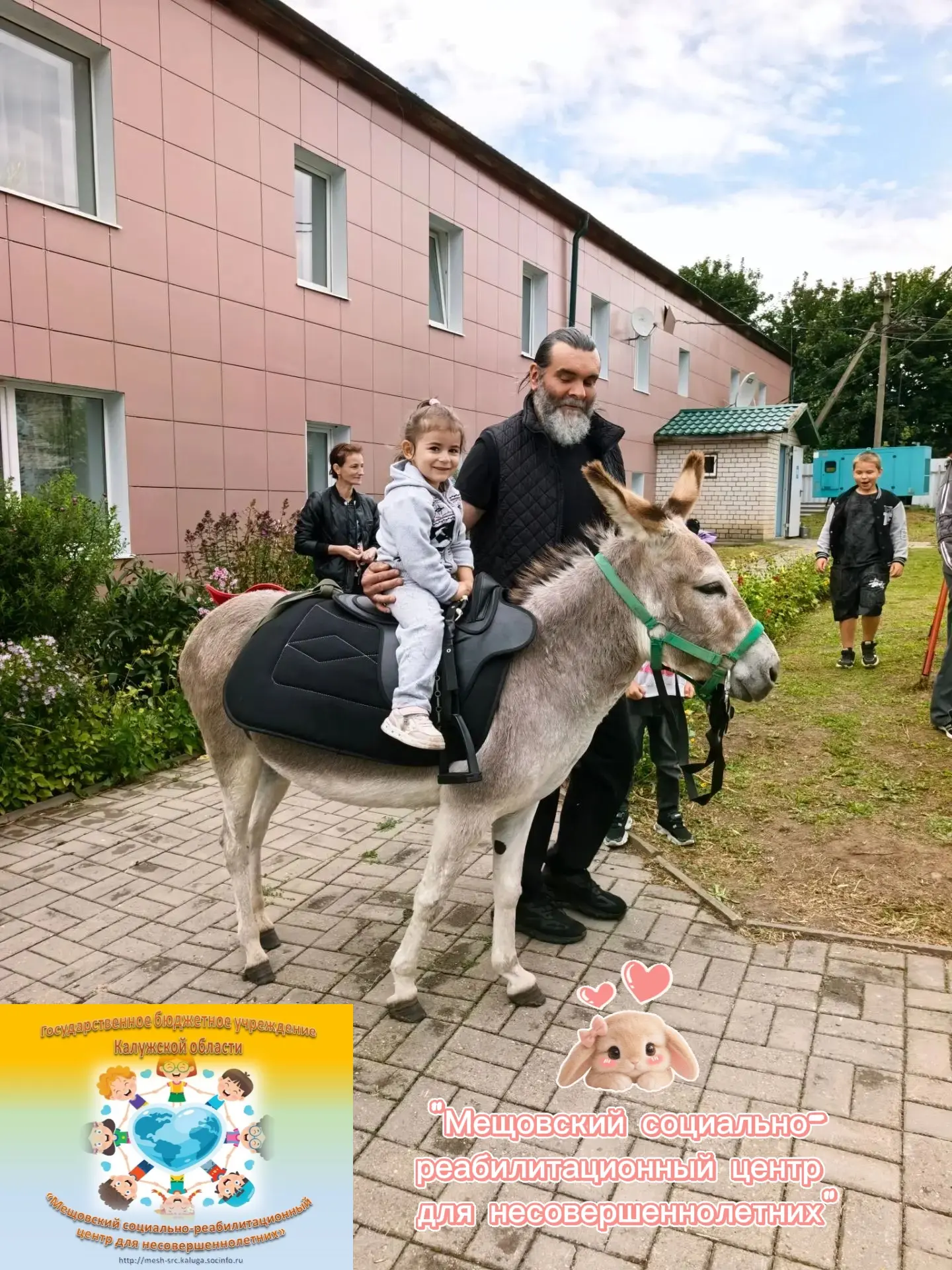 К нам  в центр заглянула необычная гостья!  Очаровательная ослица Хворостинка.