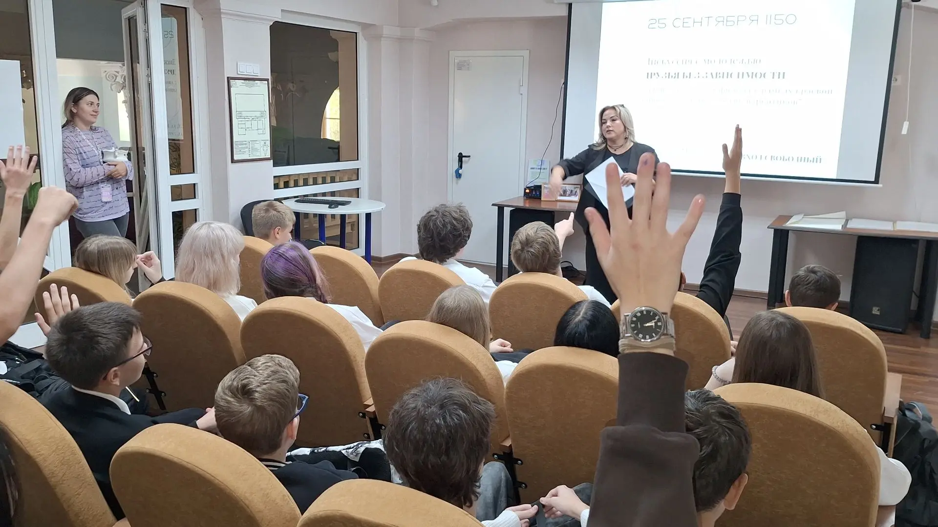 Сегодня в кинотеатре "Россия" прошла дискуссия с молодежью "Друзья без зависимости" с к...