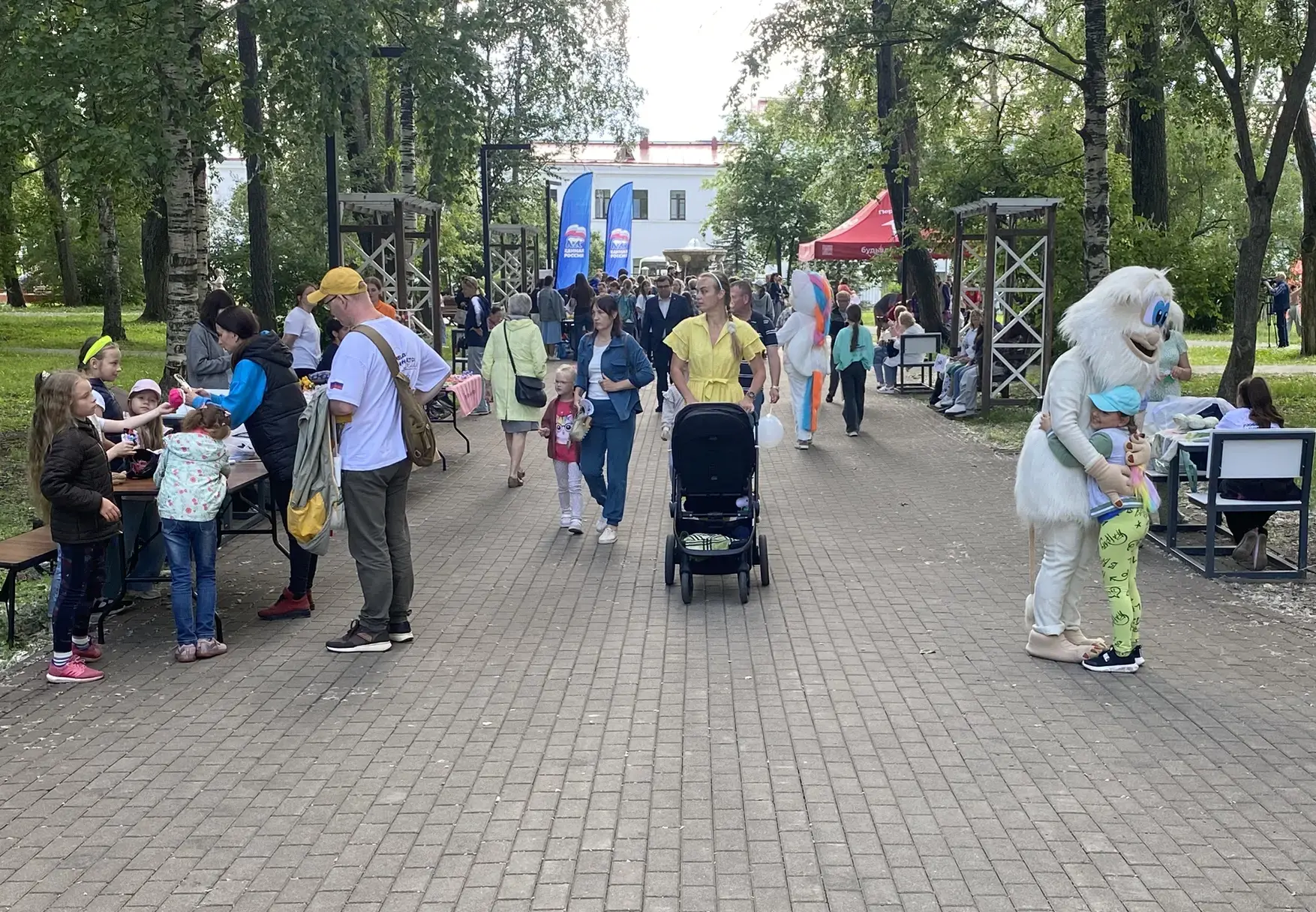 Сегодня Петровский парк стал центром семейного тепла. Для горожан работали интерактивны...