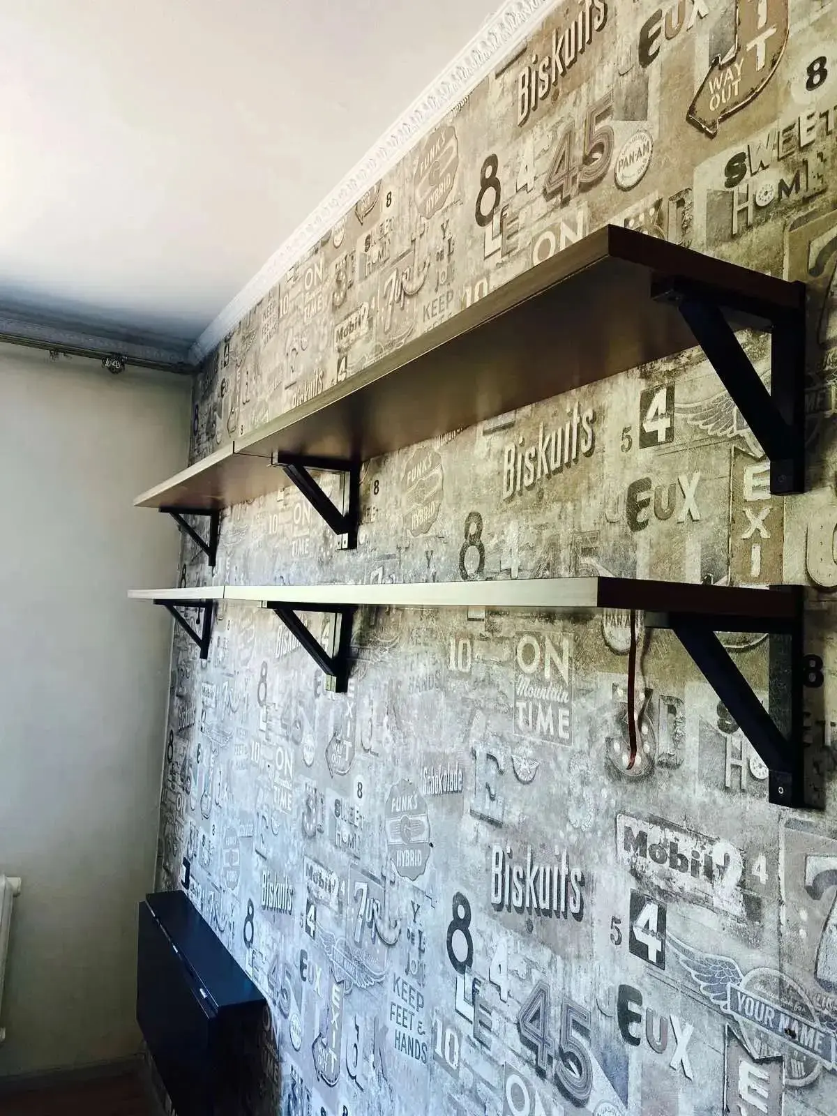 Продам 4 полки и 6 креплений, размер 120 * 26 см, толщина 2,5 см, тел. 89133545454