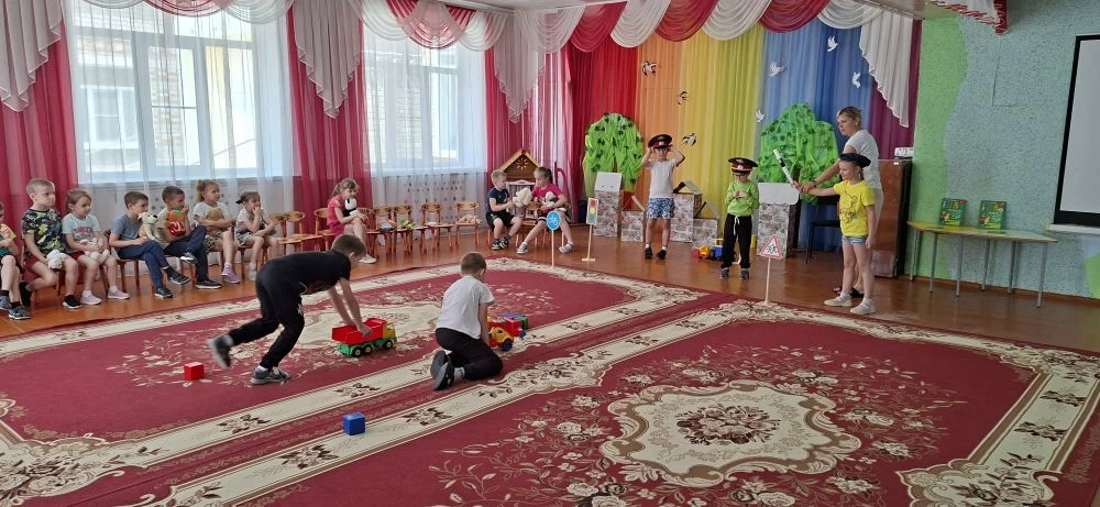 🚦🚓В подготовительной группе «Непоседы» прошло увлекательное занятие по правилам дорож...