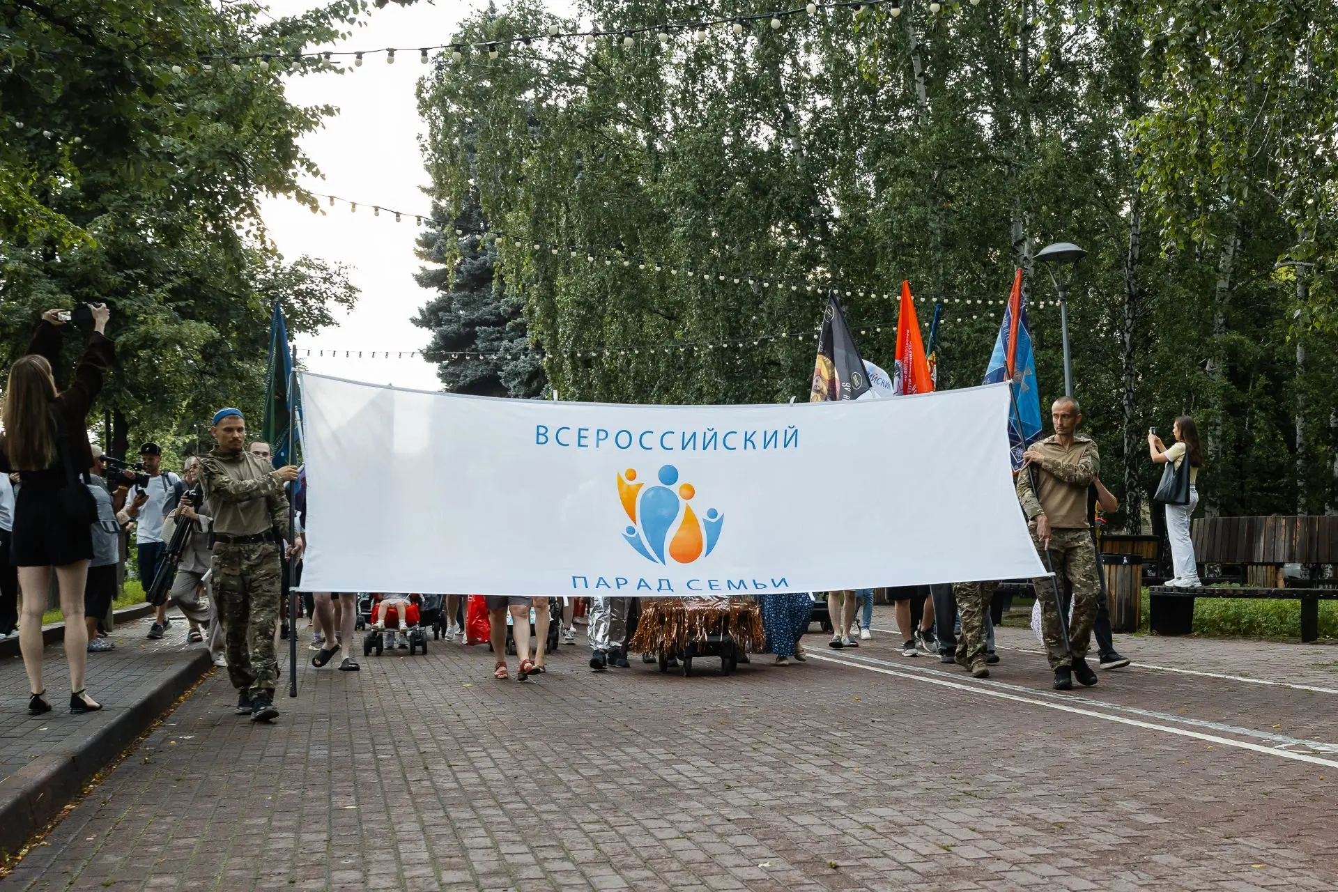 Челябинск встретил День семьи, любви и верности масштабным парадом

Мы вышли на улицы города, чтобы 