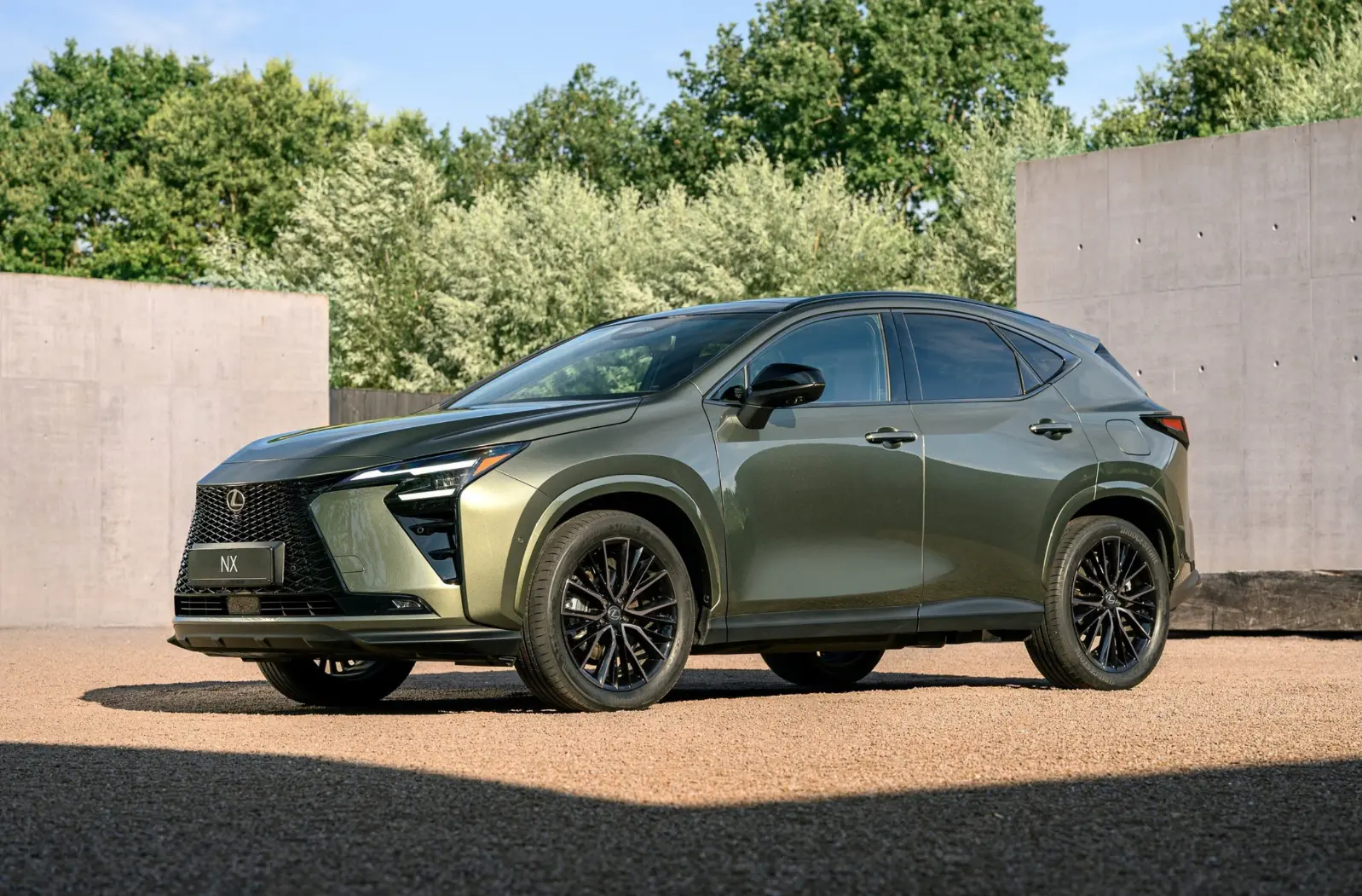 Обновлённый Lexus NX: упрощённый салон и настроенное на Нюрбургринге шасси