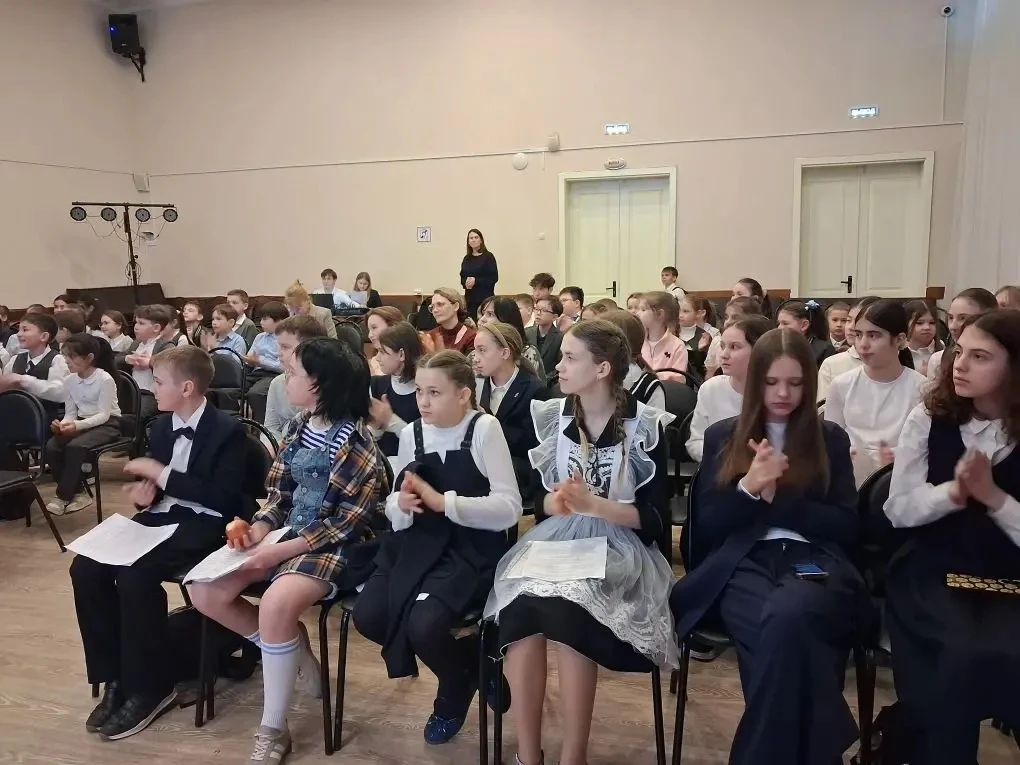 🎉 Вчера в нашей школе прошёл конкурс чтецов «Живая классика» — вечер, наполненный эмоциями и магией 
