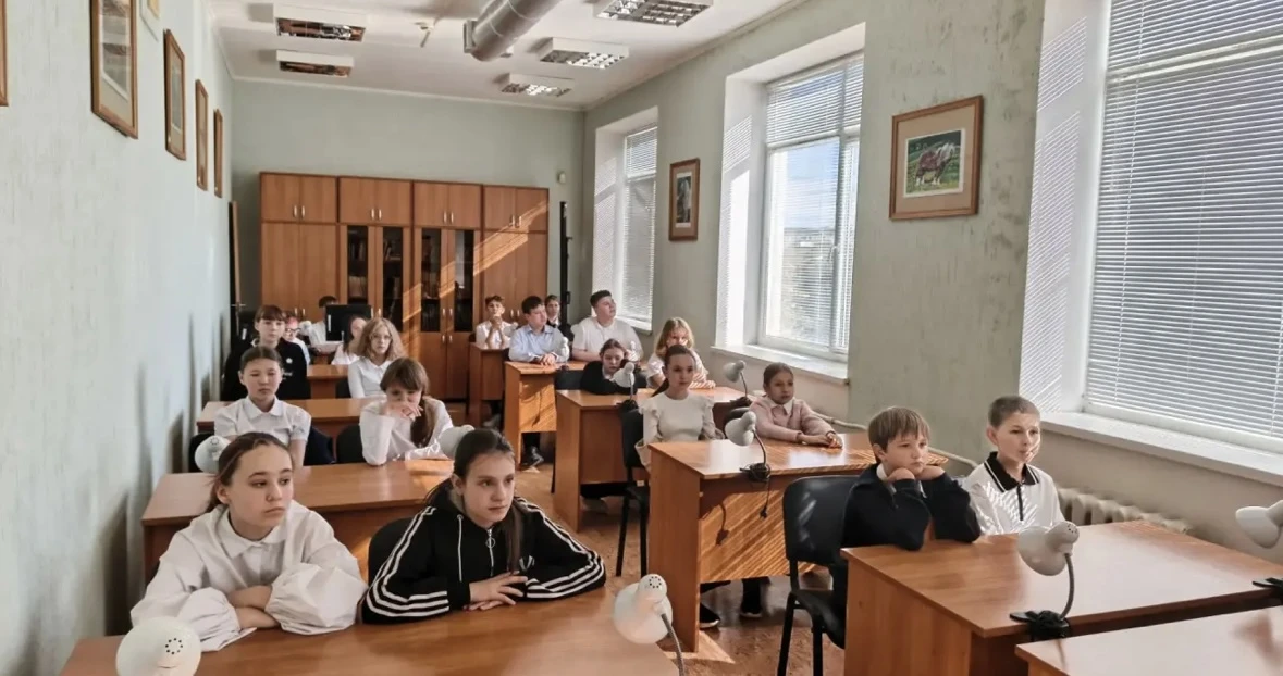 📚 Архивисты Новотроицка провели урок для школьников ко Дню учителя