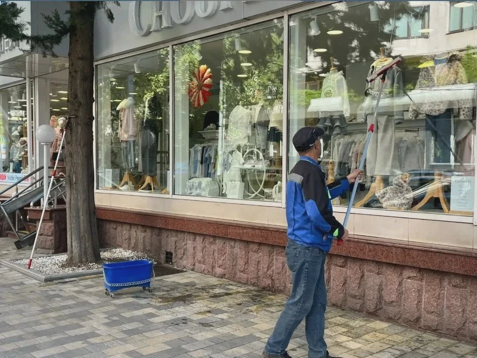 🌿 В Сочи на улице Воровского прошёл субботник