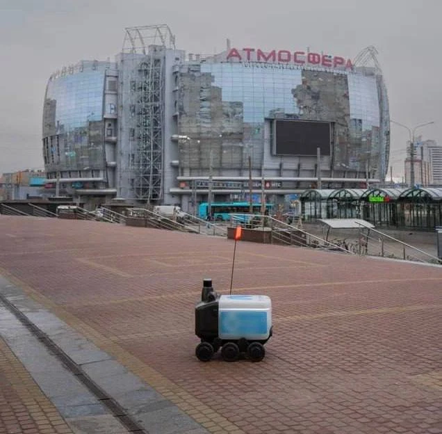 🤖 Петербург, кажется, постепенно принимает роботов-доставщиков за своих.
