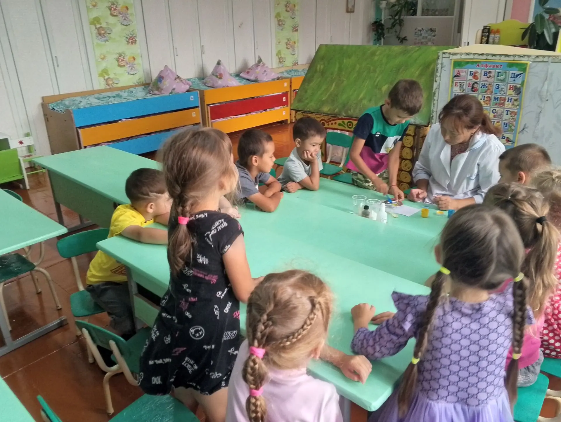 Сегодня в старшей группе прошёл увлекательный "День опытов и экспериментов".
Ребята с огромным интер