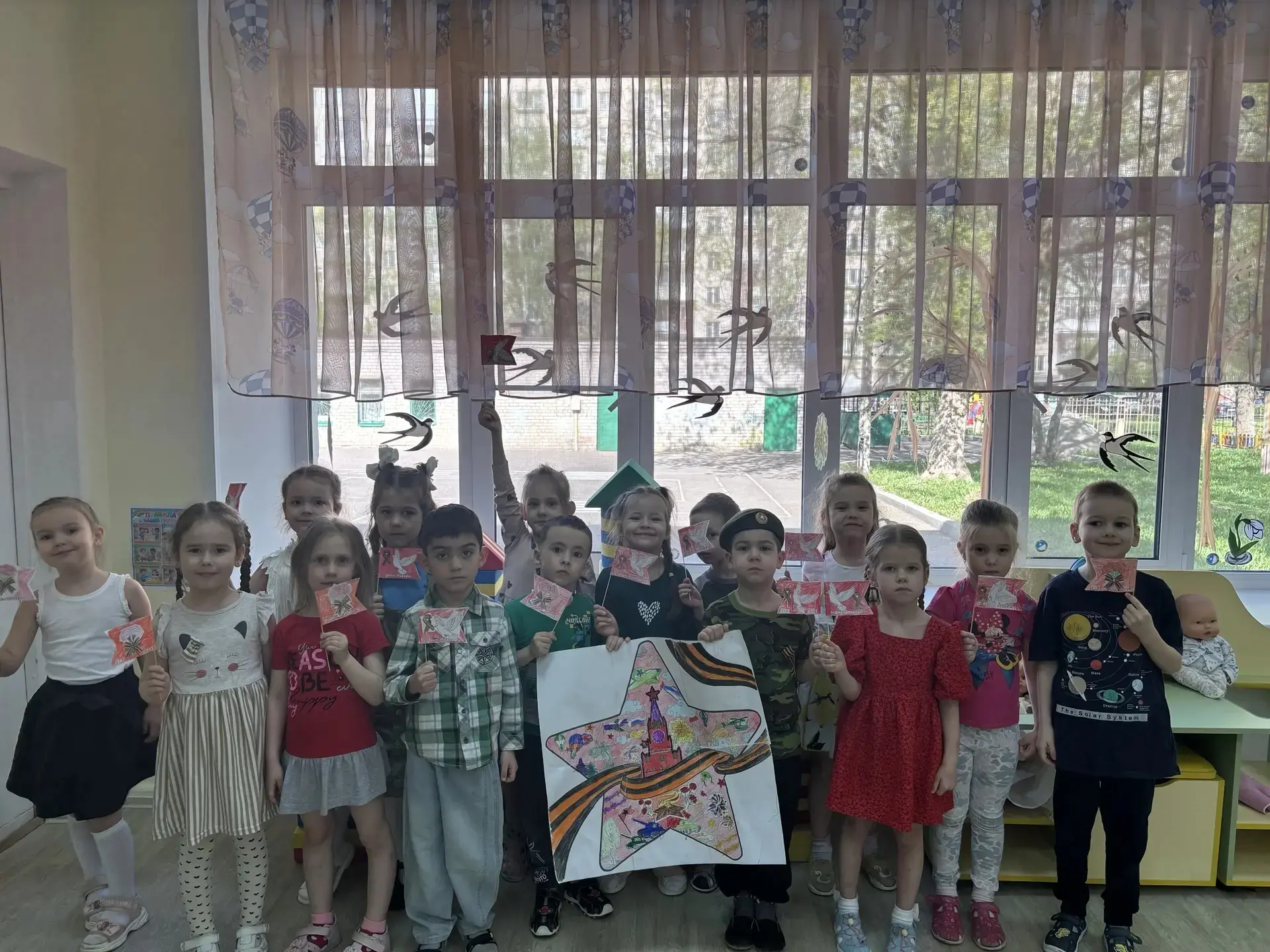 #ВРЕМЯДЕТСКОГОСАДА120 🕊️ С Днём Победы!  🤲Маленькими ладошками — за большое мирное небо🌈  💌Посмотрит