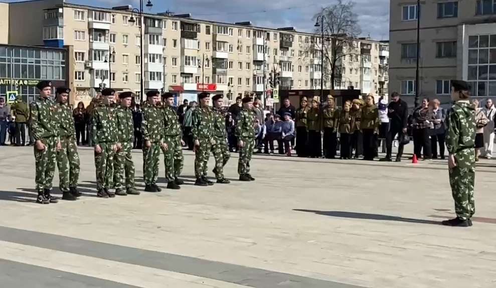 8 мая на площади Октября прошёл ежегодный районный Смотр строя и песни — яркое мероприя...