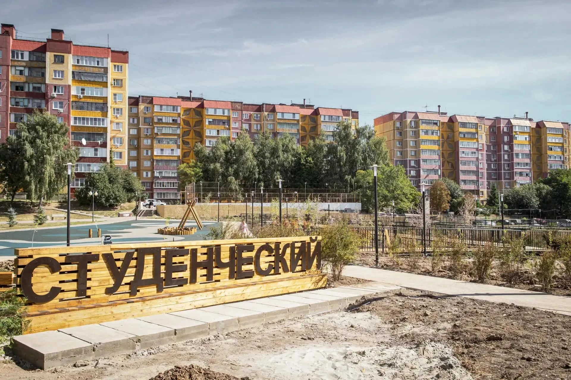 🛠 В Курске подходят к концу работы по благоустройству сквера на улице Студенческой. Се...