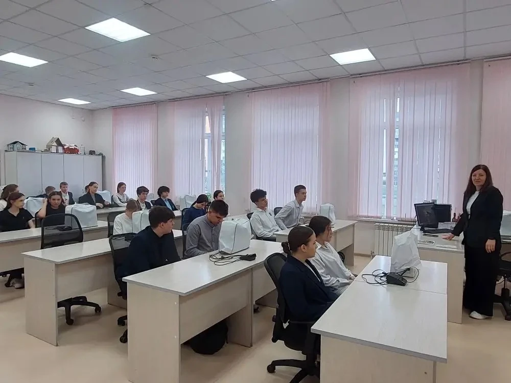 День Земли - каждый день.  🇷🇺 Понедельник в нашем лицее традиционно начался с торжественной линейки 