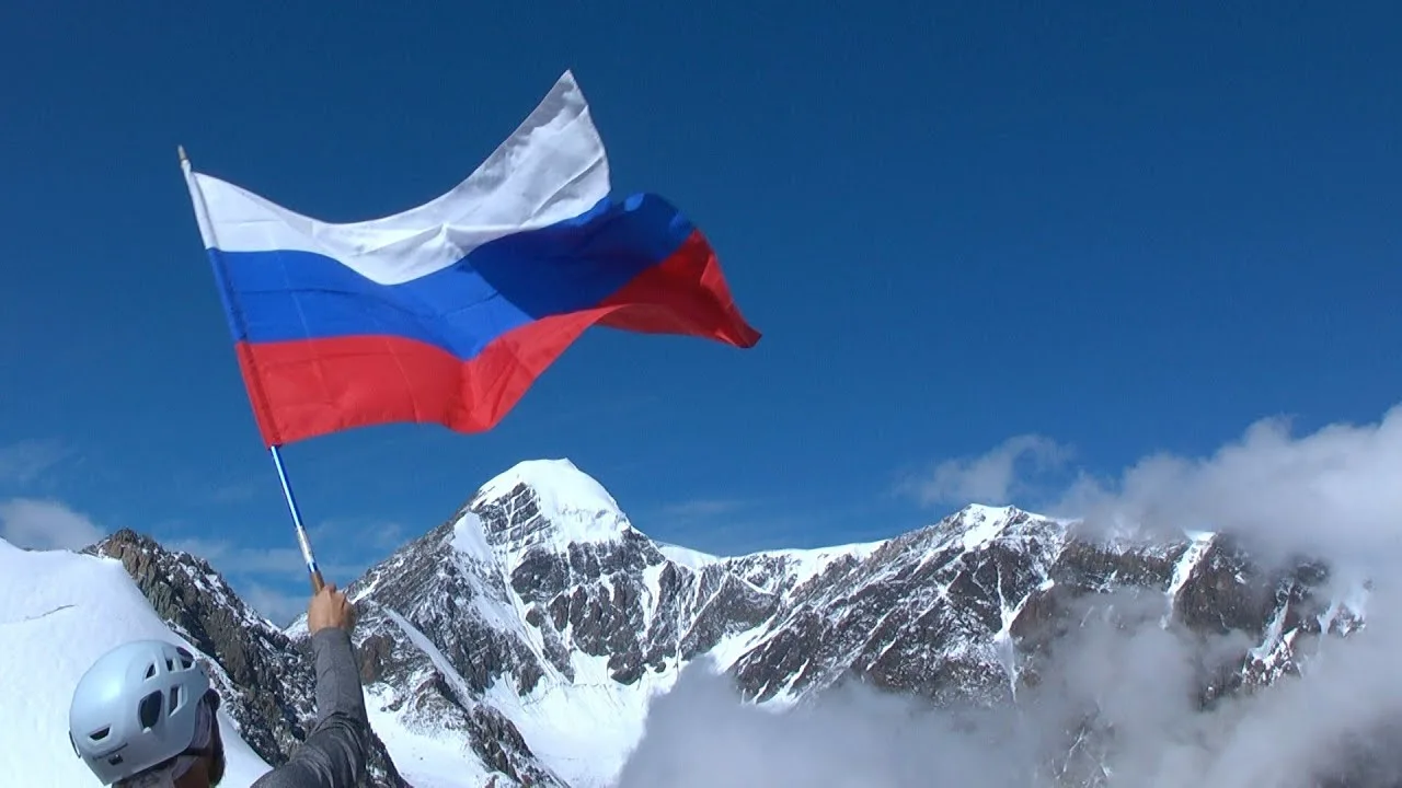 ⛰ 🇷🇺 Выше гор могут быть только горы… с триколором! Как походники отмечают День флага