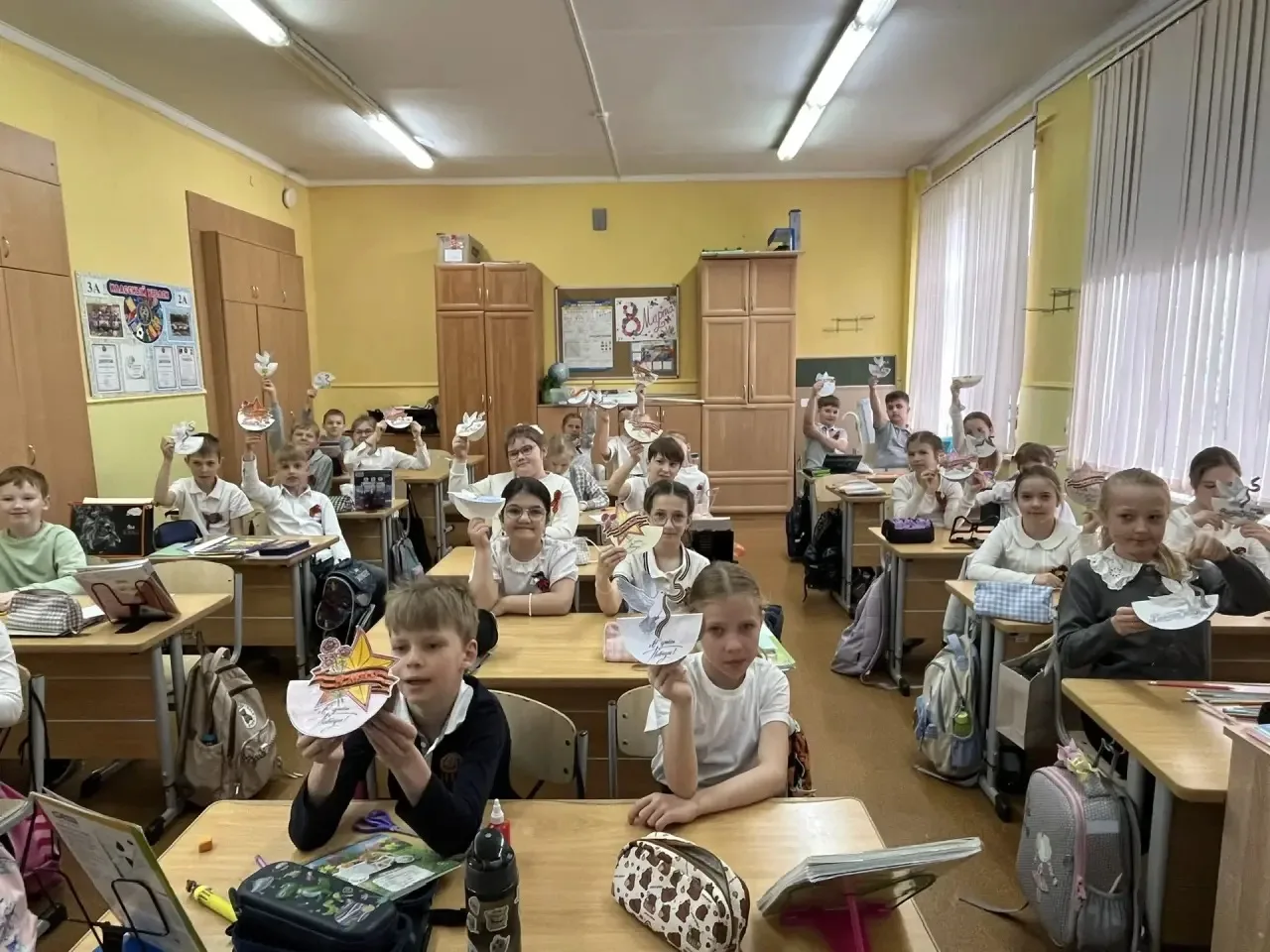 Память в каждой открытке🕯️  Учащиеся 10А класса провели мастер-класс для ребят 2Э и 3Б классов по со